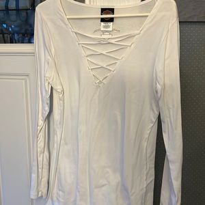 This hd shirt has multiple details.  Very nice condition.
